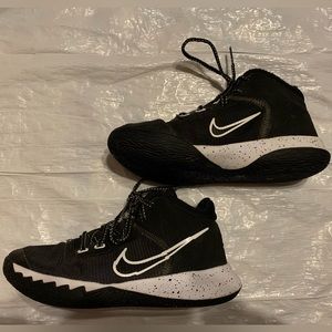 Nike Kyrie Flytrap 4. Size 3.5Y